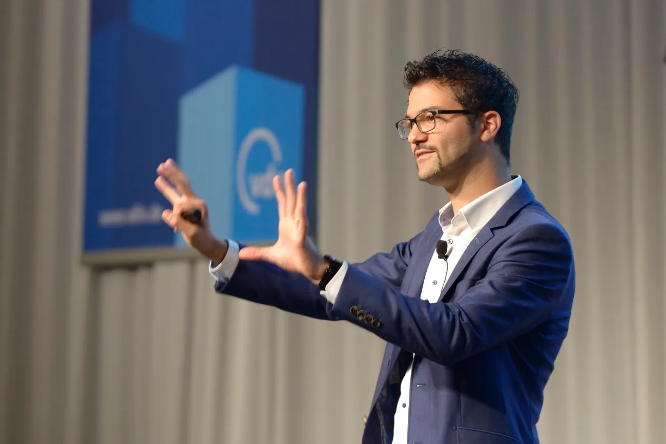 Raphael Stenzhorn als Speaker auf der Bühne