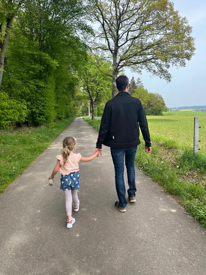 Raphael mit seiner Tochter beim Spaziergang